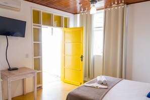 Minibar, caja de seguridad en la habitación y decoración personalizada 