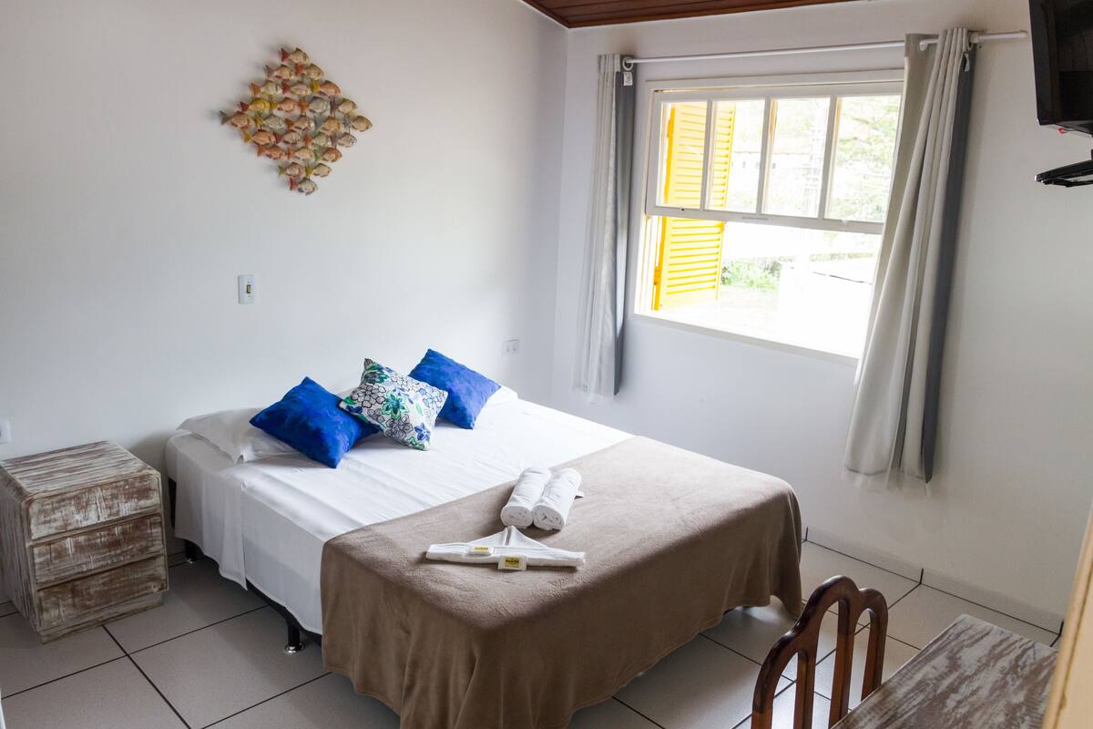Minibar, in-room safe, blackout drapes, WiFi (free)