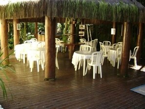 Outdoor dining - Pousada Ascalom (Ubatuba)