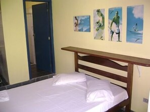 Minibar, cortinas opacas, cunas (de pago) y camas supletorias