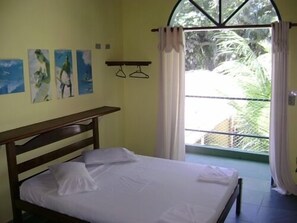 Frigobar, cortinas blackout, berços (sobretaxa)