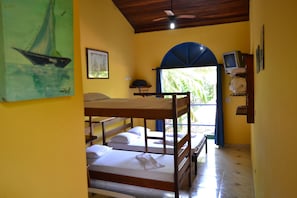 Minibar, cortinas opacas, cunas (de pago) y camas supletorias