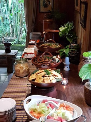 Frühstück, Mittagessen, Abendessen und Brunch werden serviert