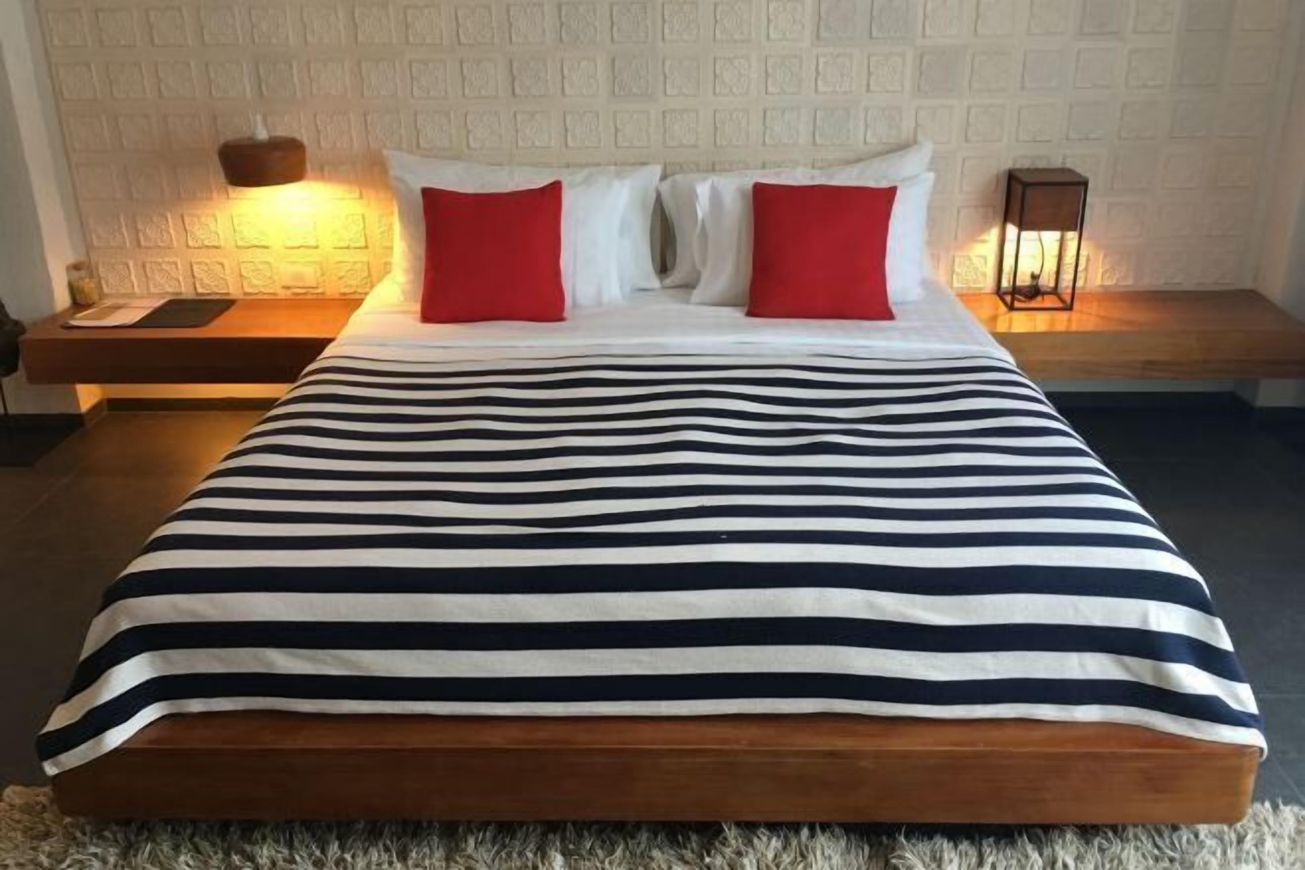 Minibar, caja de seguridad en la habitación y decoración personalizada 