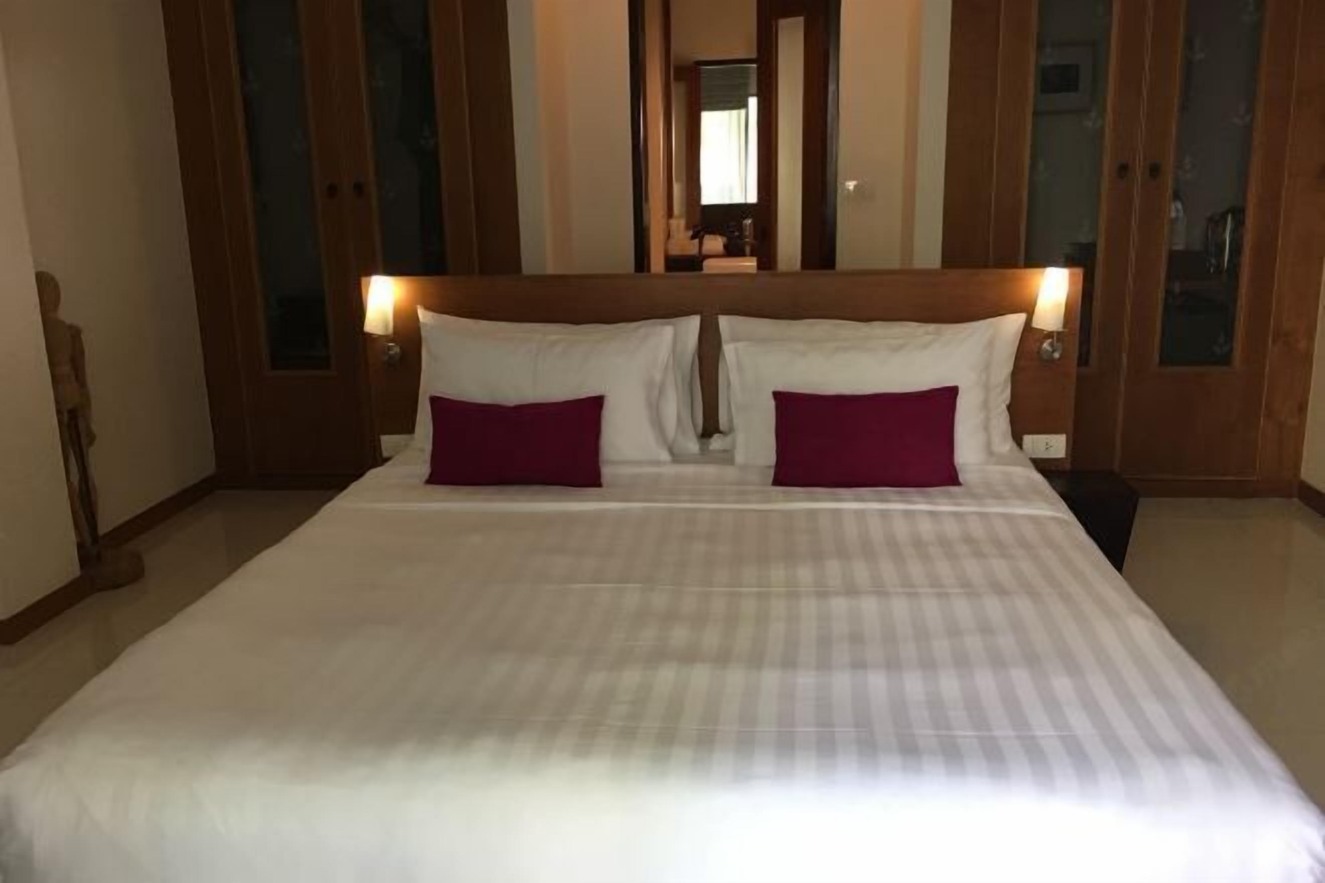 Minibar, caja de seguridad en la habitación y decoración personalizada 