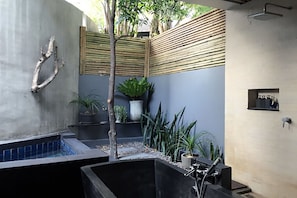 InLove Plunge Pool | Minibar, Zimmersafe, individuell dekoriert, individuell eingerichtet
