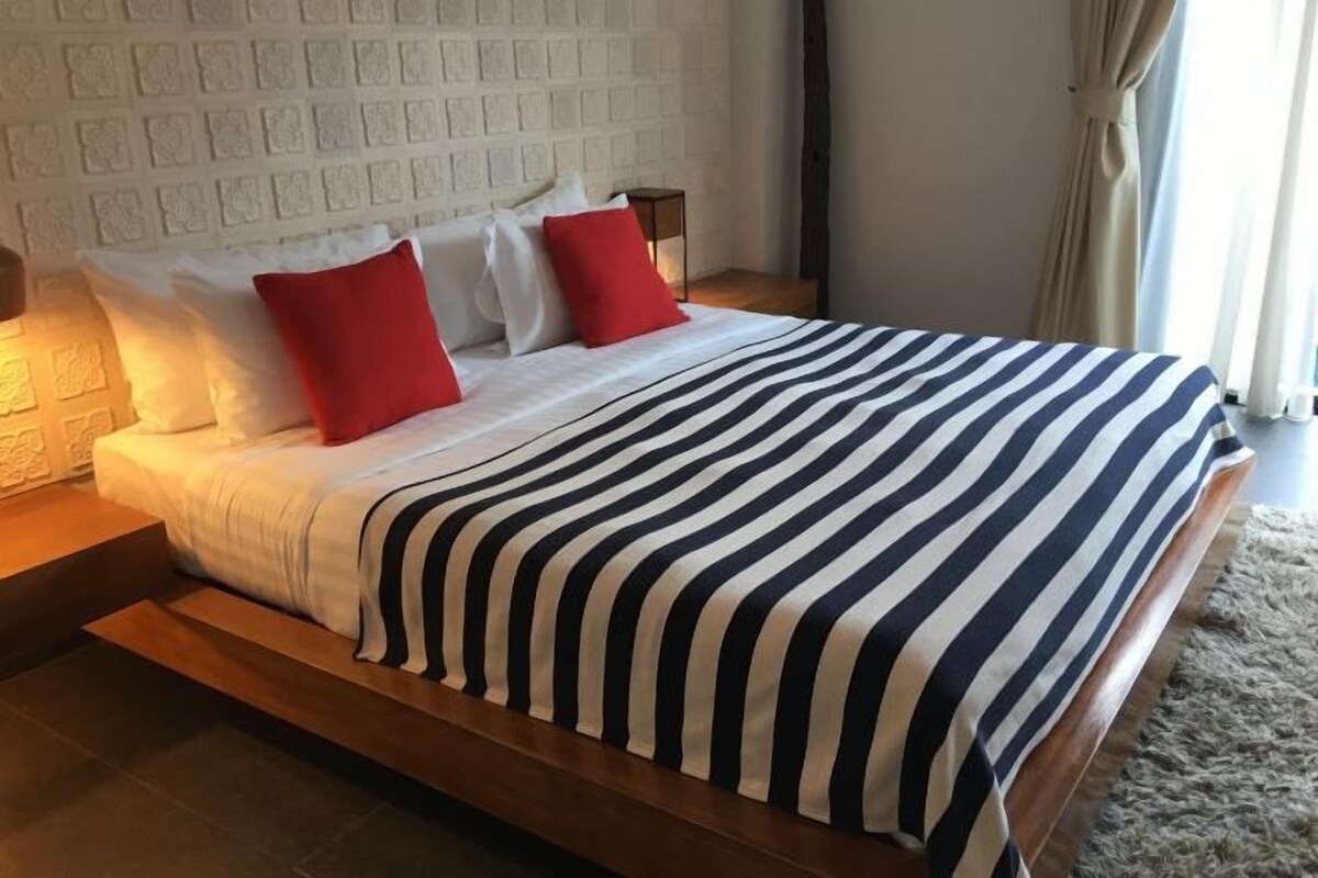 Minibar, in-room safe, cribs (free), WiFi (free)