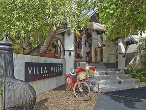 Een villa met een bord waarop staat 'Villa Villa Pattaya'.