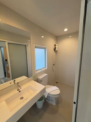 Kamar Deluks | Brankas, meja kerja, Wi-Fi gratis, dan seprai linen