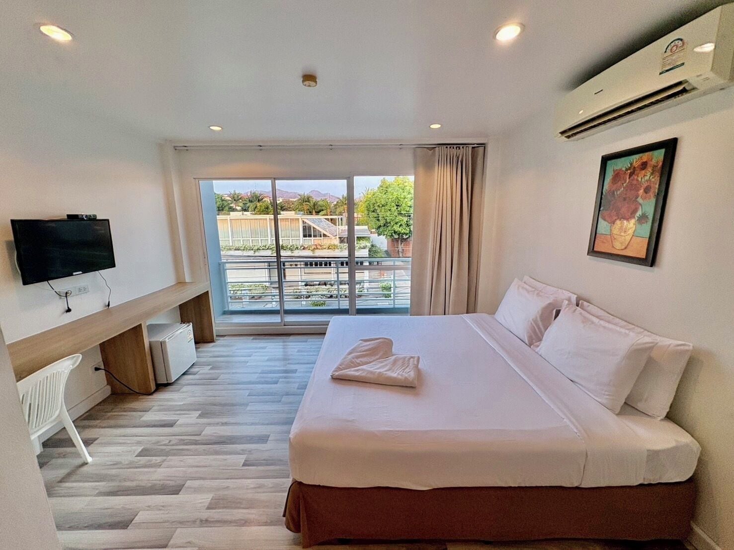 Deluxe Room | In-room safe, desk, free WiFi