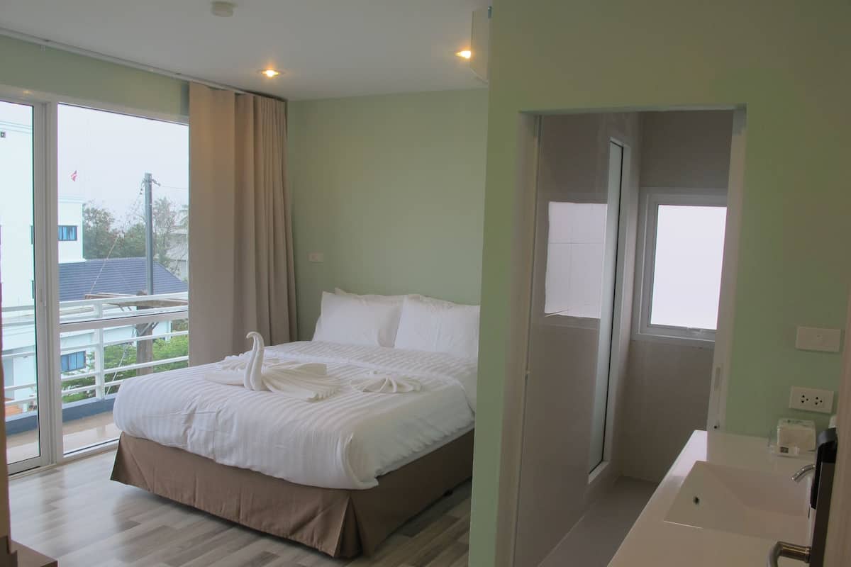 Deluxe Room, Balcony, Sea View | In-room safe, desk, free WiFi