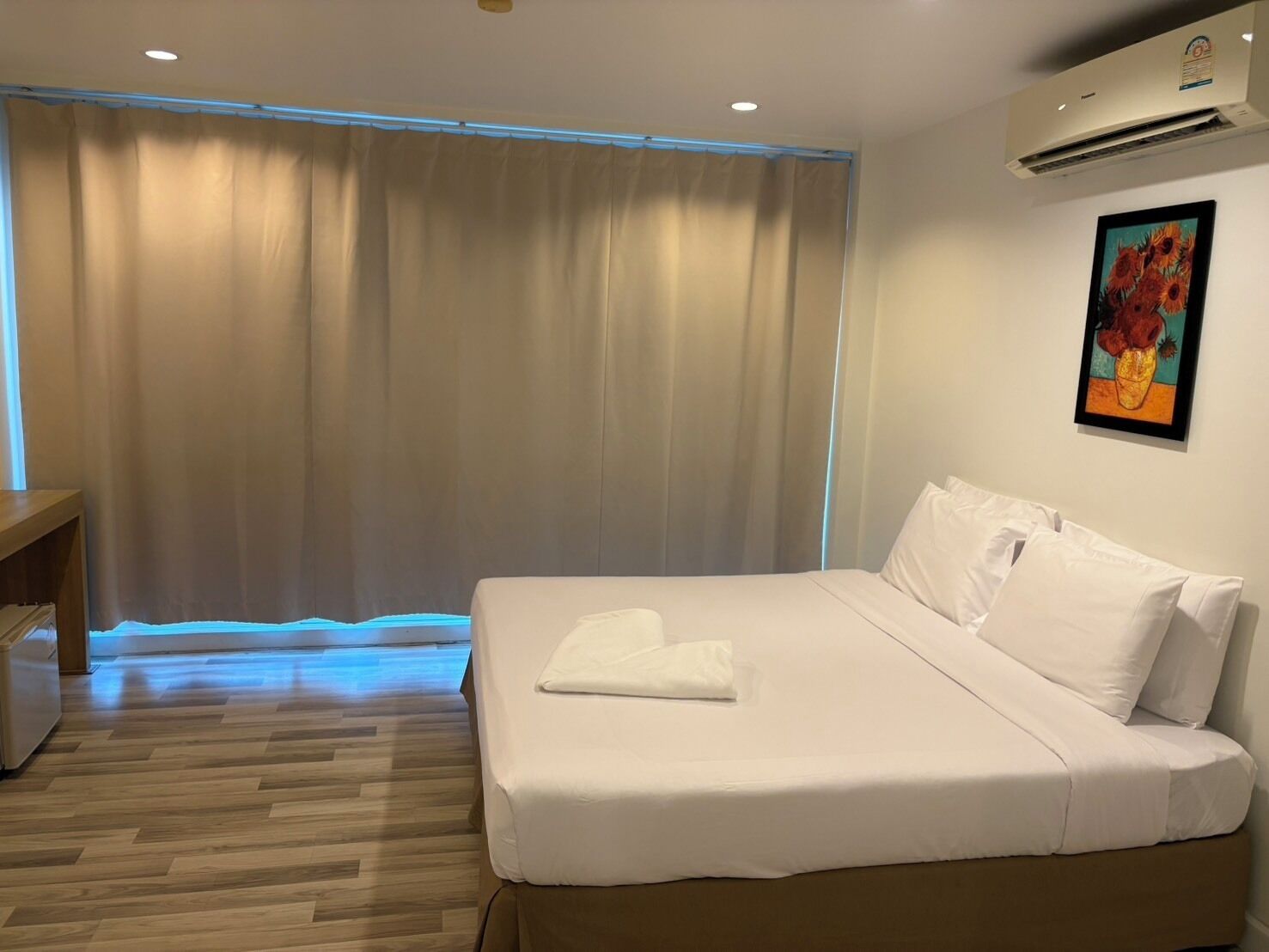 Standard Room | In-room safe, desk, free WiFi