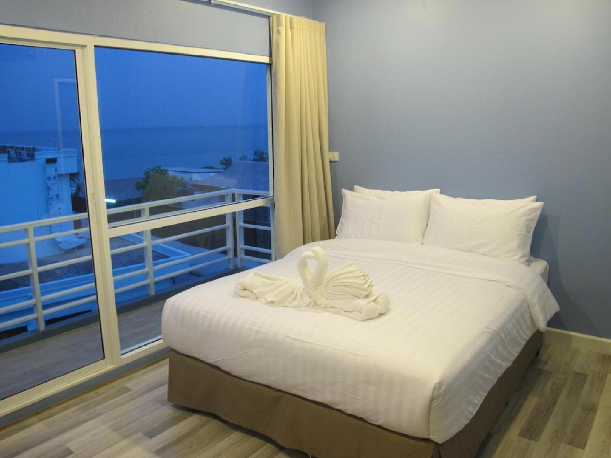 Zimmersafe, Schreibtisch, kostenloses WLAN, Bettwäsche