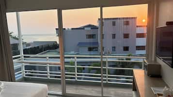 Deluxe-huone, parveke, merinäköala | Tallelokero huoneessa, työpöytä, ilmainen Wi-Fi