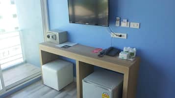 Zimmersafe, Schreibtisch, kostenloses WLAN, Bettwäsche