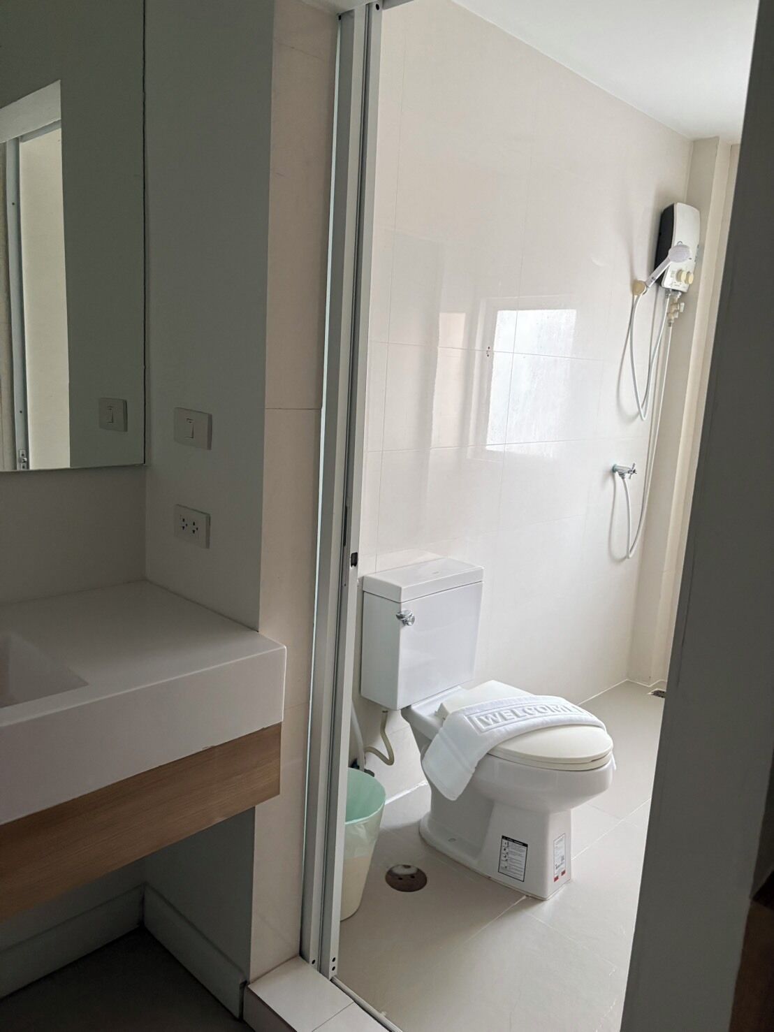 Ein modernes Badezimmer mit Toilette, Bidet und Dusche.