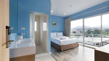 In-room safe, desk, free WiFi