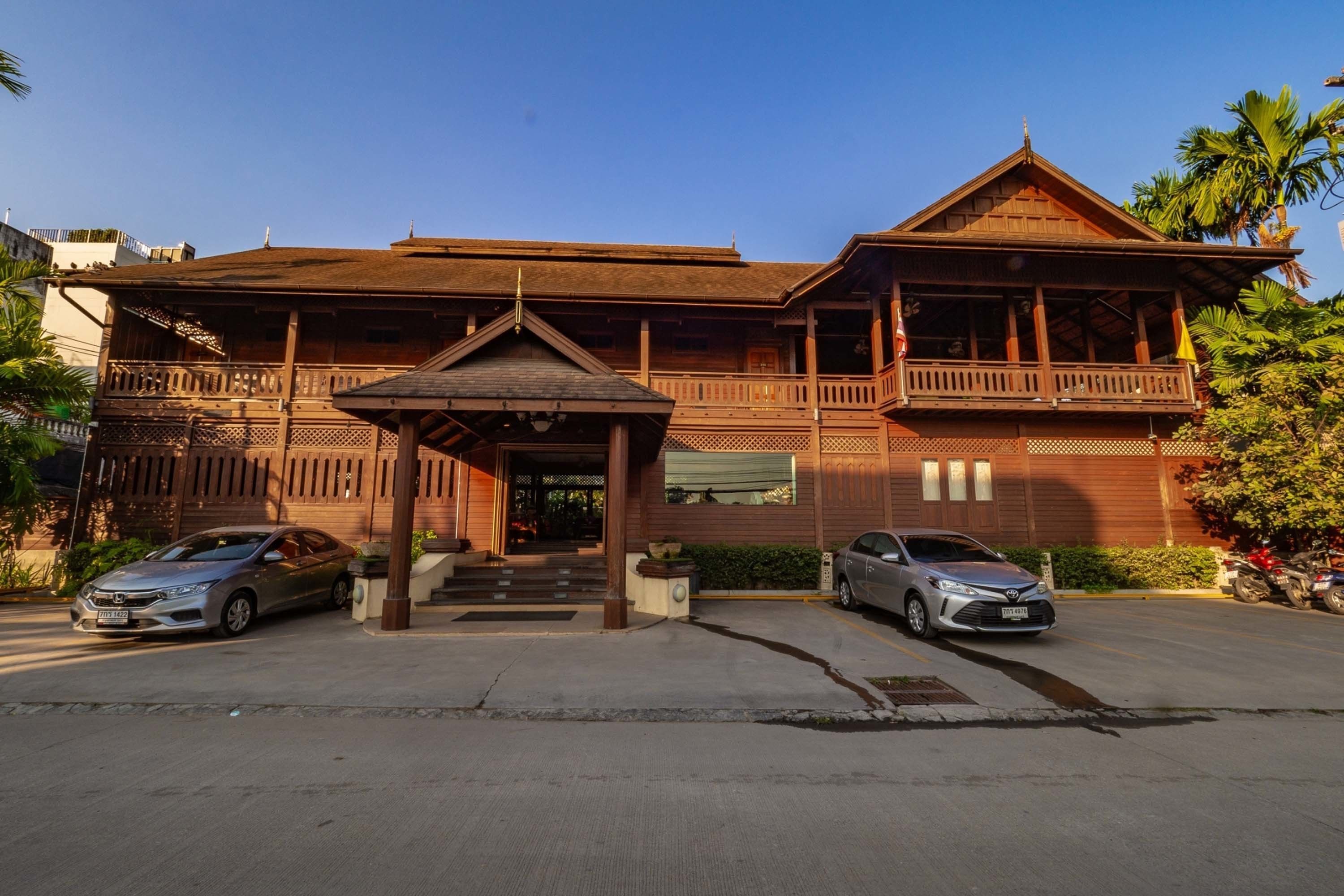 Un edificio de madera tradicional con un balcón y un porche cubierto.