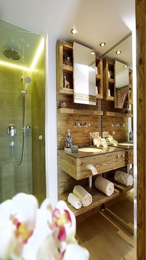 Traditional Double Room, Lanai | Bathroom