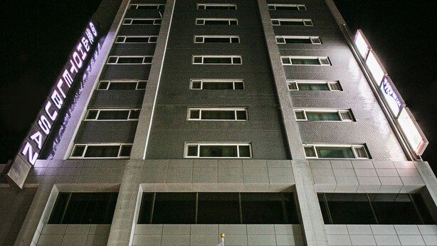 Een gebouw met een bord waarop 