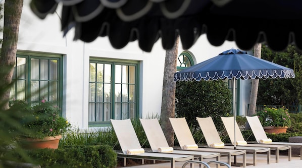 حمّام سباحة خارجي، مقاعد للتشمس