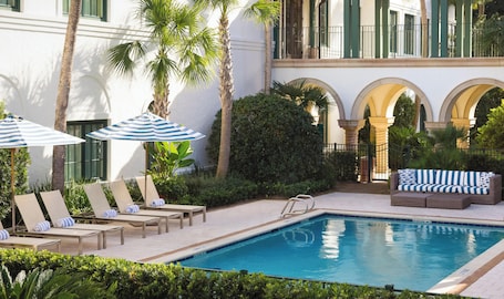 Outdoor pool, sun loungers. Sea Island Resorts