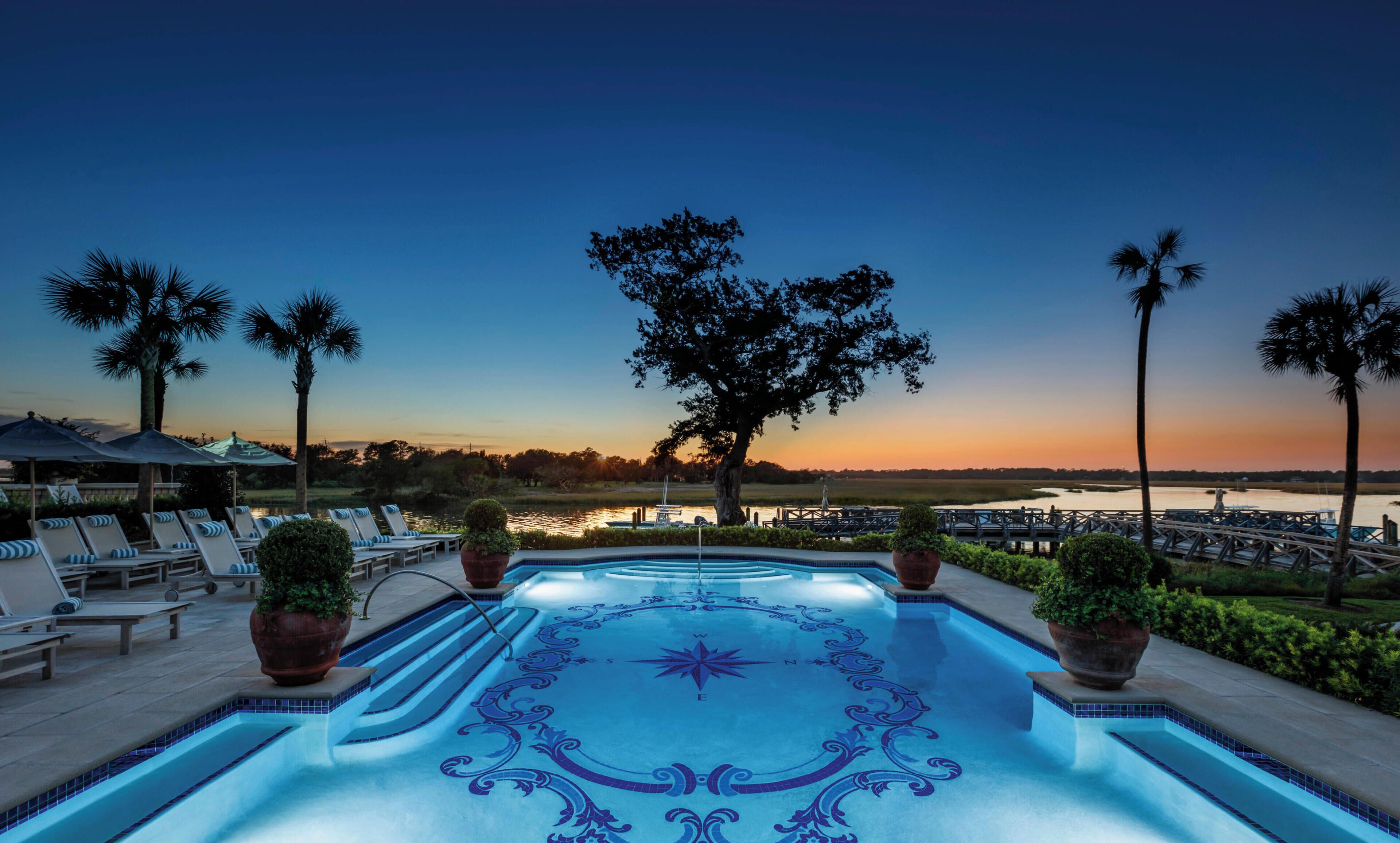 Hồ bơi ngoài trời, ghế dài tắm nắng 