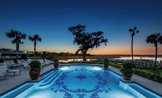 Una piscina al aire libre, sillones reclinables de piscina