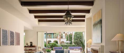 Coin salon dans le hall