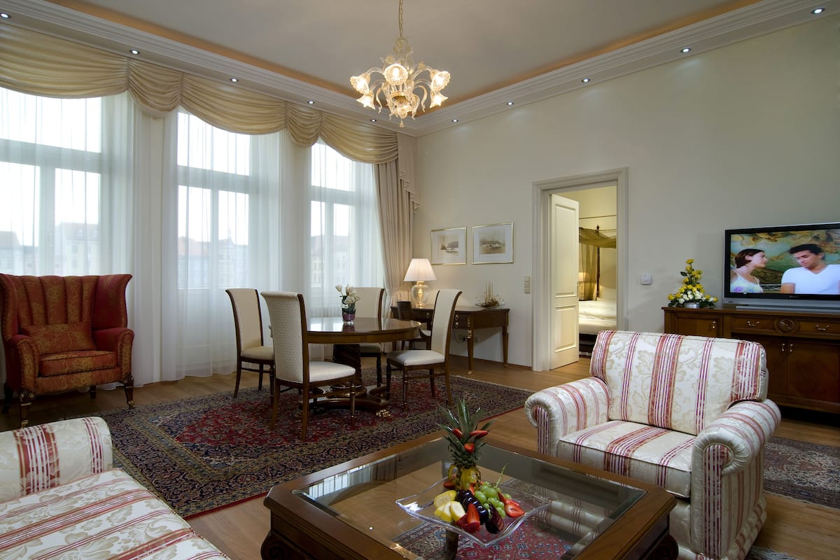 Executive Suite | Living room | Flat-screen TV
