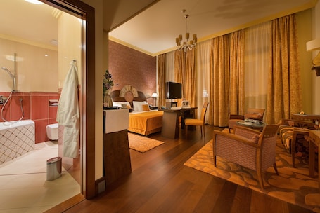 Minibar y caja de seguridad en la habitación