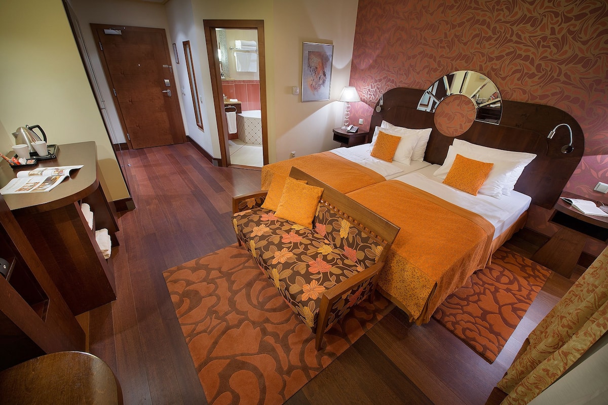 Executive Room | Minibar, in-room safe, iron/ironing board, cribs/infant beds