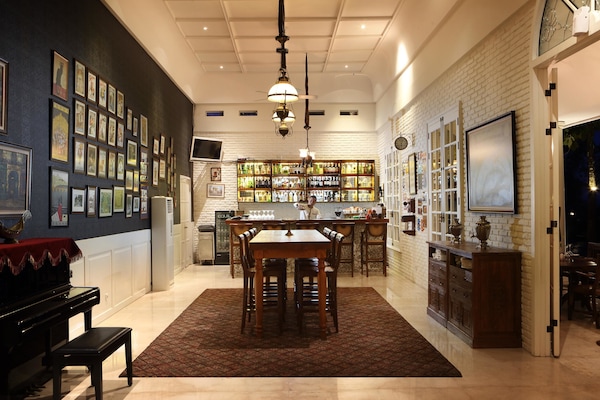 2 bar/lounge