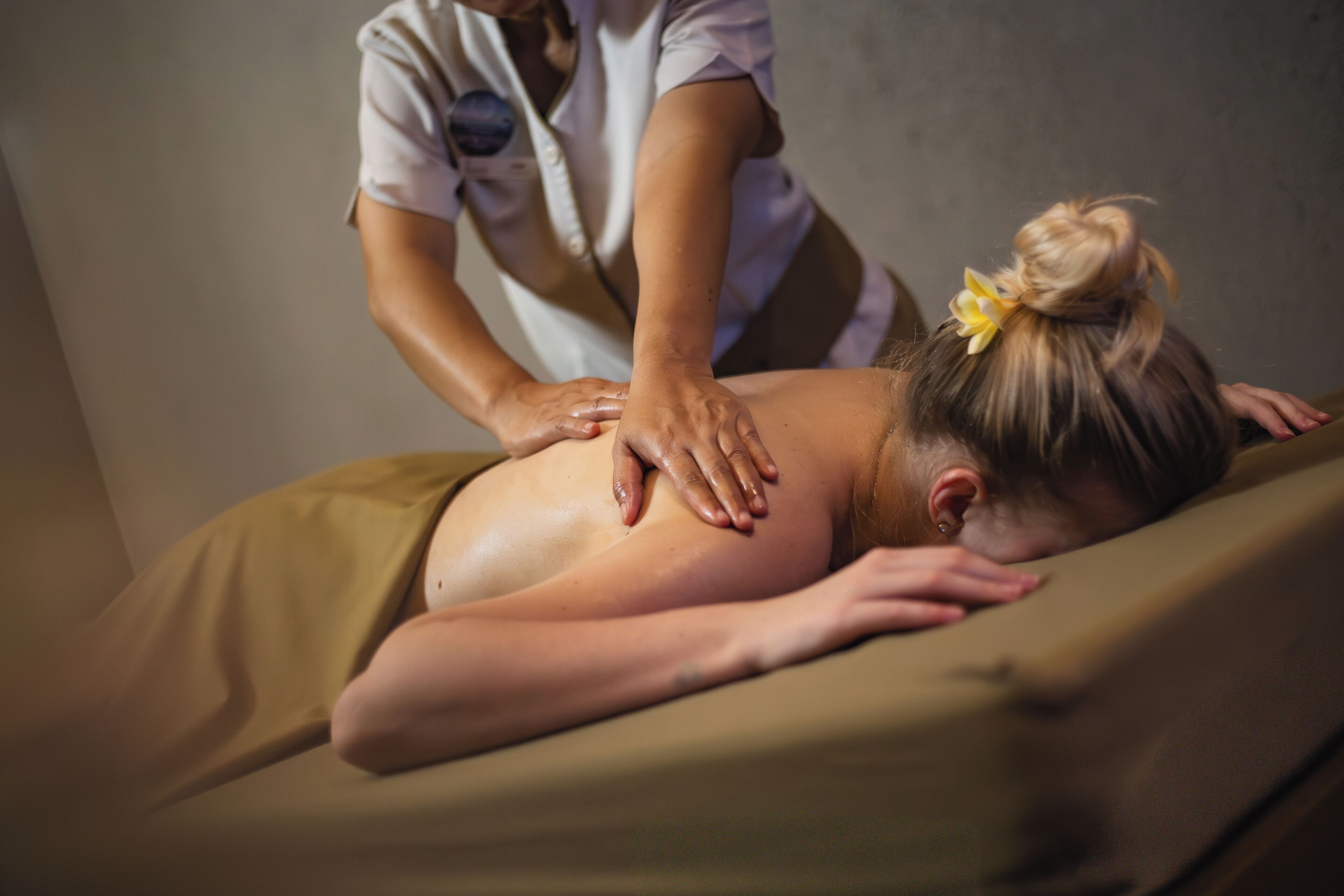 Couples treatment rooms, body treatments, hot stone massages