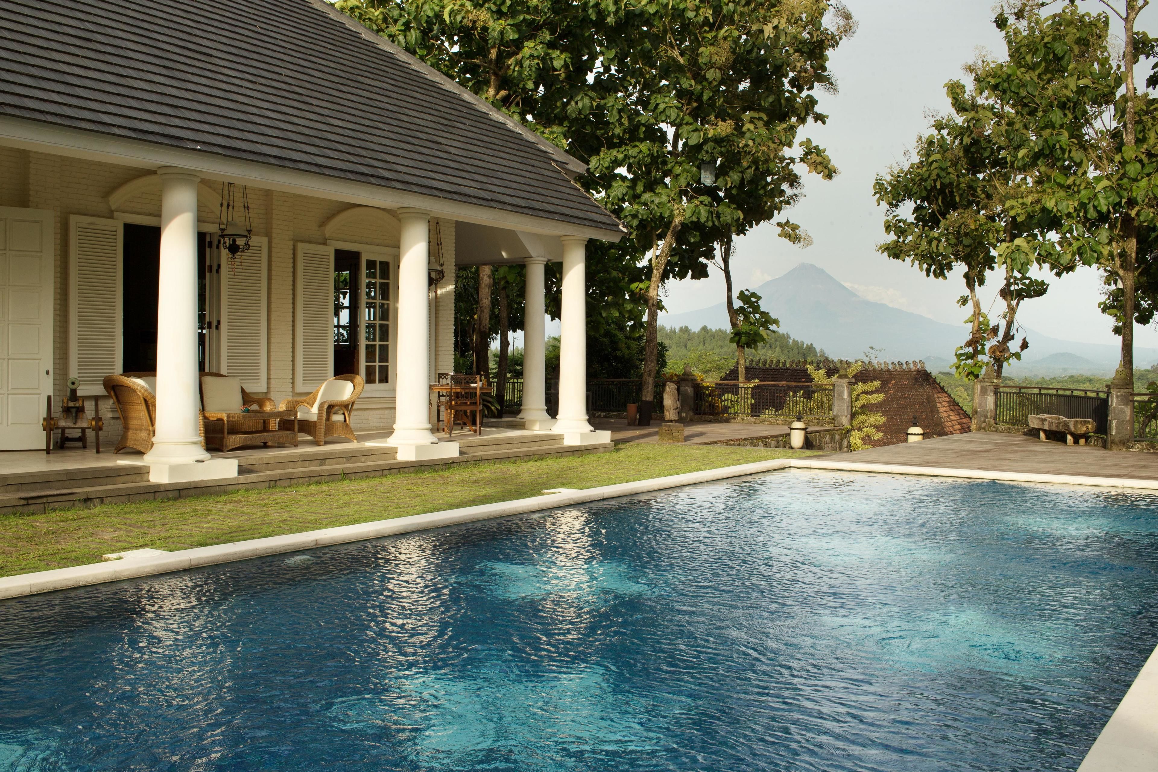 Piscine extérieure, chaises longues