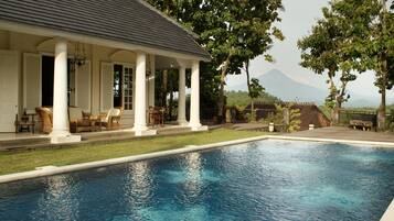 Piscine extérieure, chaises longues