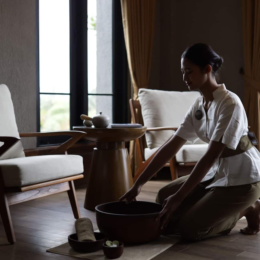 Couples treatment rooms, body treatments, hot stone massages