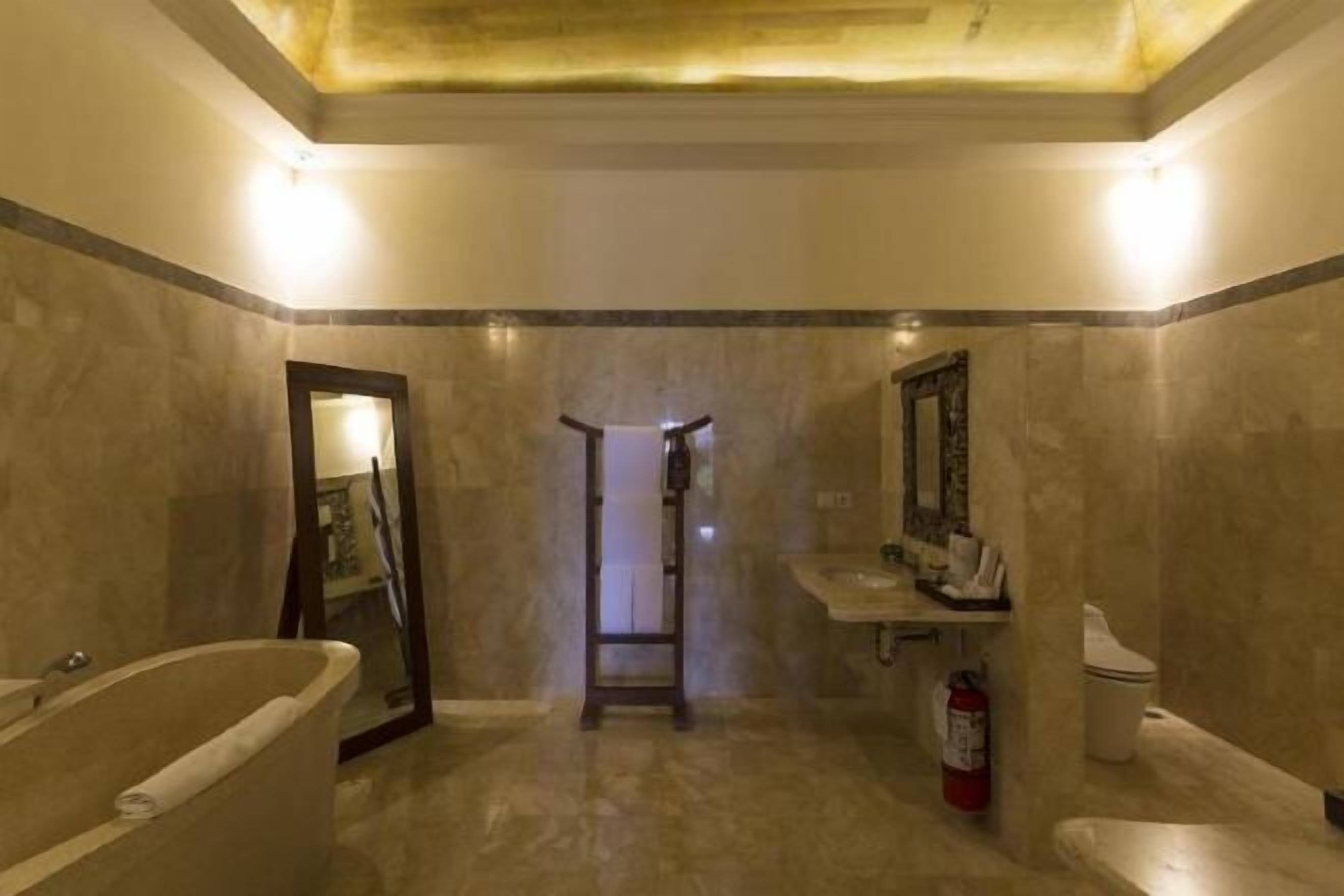 Badezimmer | Regendusche, umweltfreundliche Kosmetikartikel, Haartrockner, Bademäntel