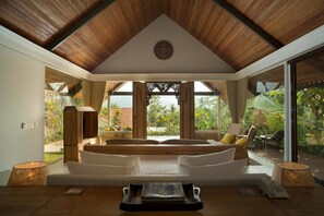 Premium bedding, minibar, in-room safe, individually decorated - Plataran Borobudur Resort & Spa (Borobudur)