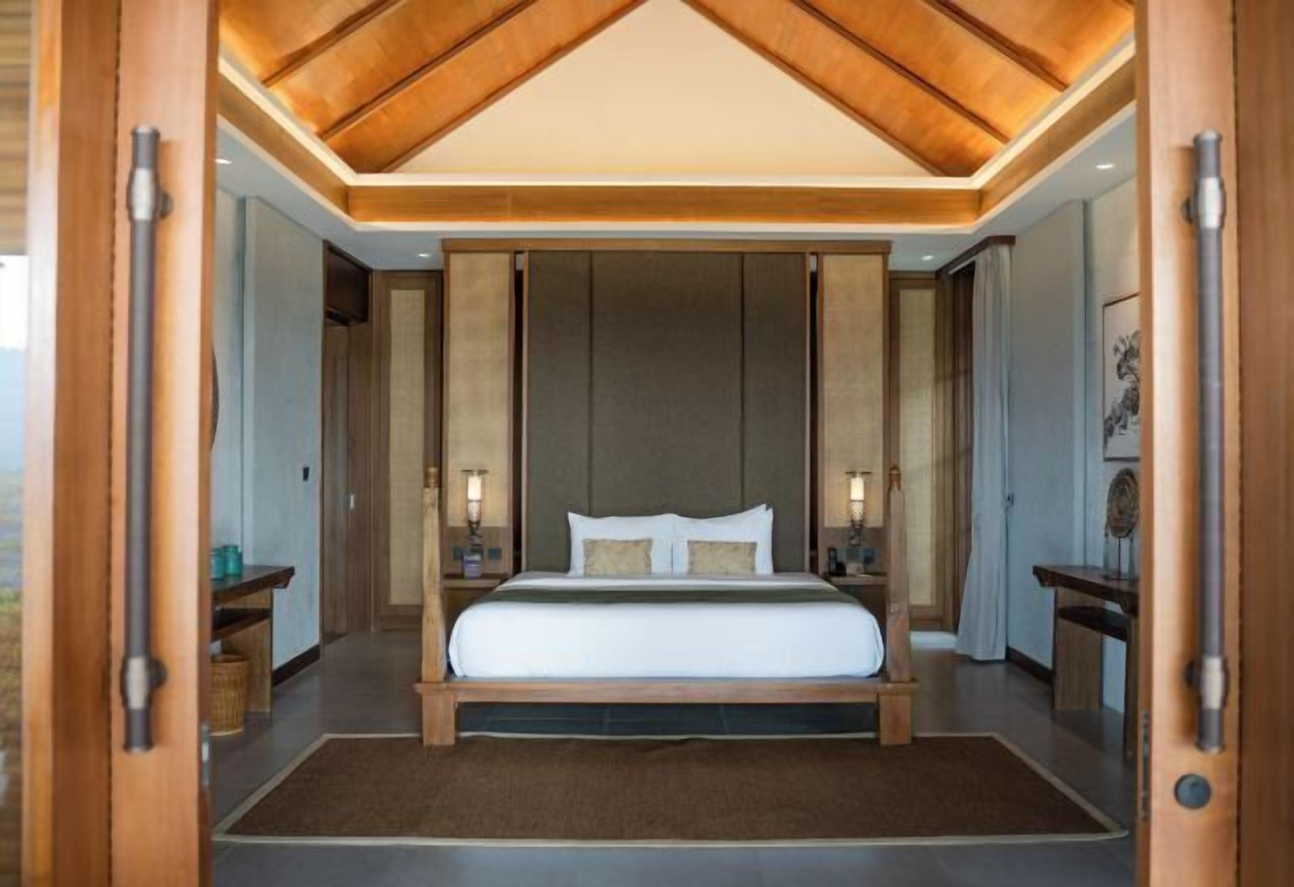 Ylelliset vuodevaatteet, minibaari, tallelokero huoneessa