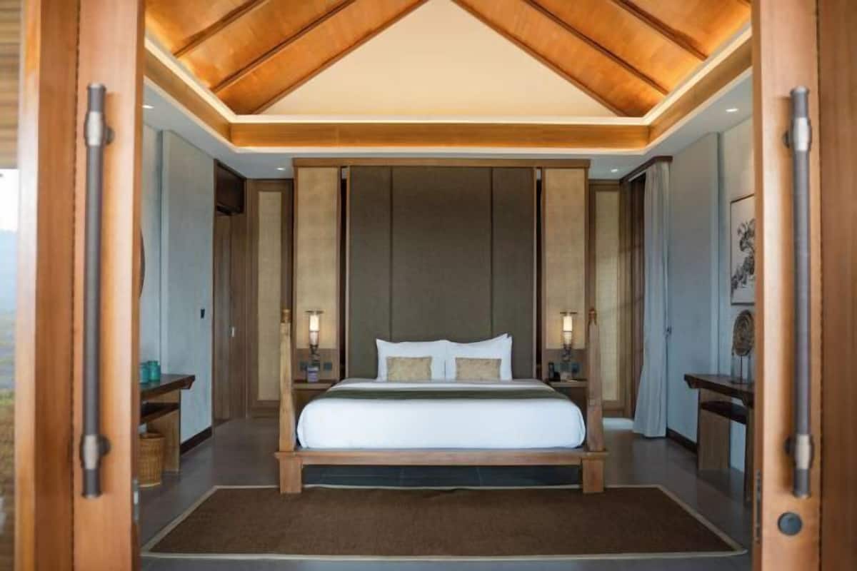 Ylelliset vuodevaatteet, minibaari, tallelokero huoneessa