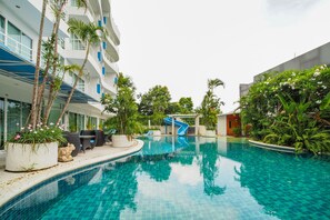 Outdoor pool - Capital O 998 The Magnolias Pattaya Boutique Resort (Bang Lamung)