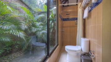 Executive-Einzelzimmer, zum Garten hin | Badezimmer | Dusche, kostenlose Toilettenartikel, Haartrockner, Handtücher