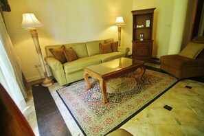 Super Royal Room | Living area