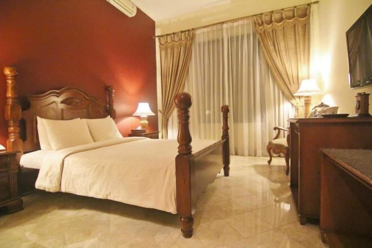 Minibar, in-room safe, rollaway beds (surcharge), WiFi (free)