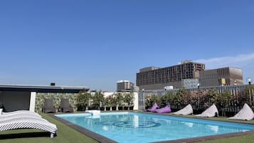 Kolam renang outdoor, dengan kursi berjemur