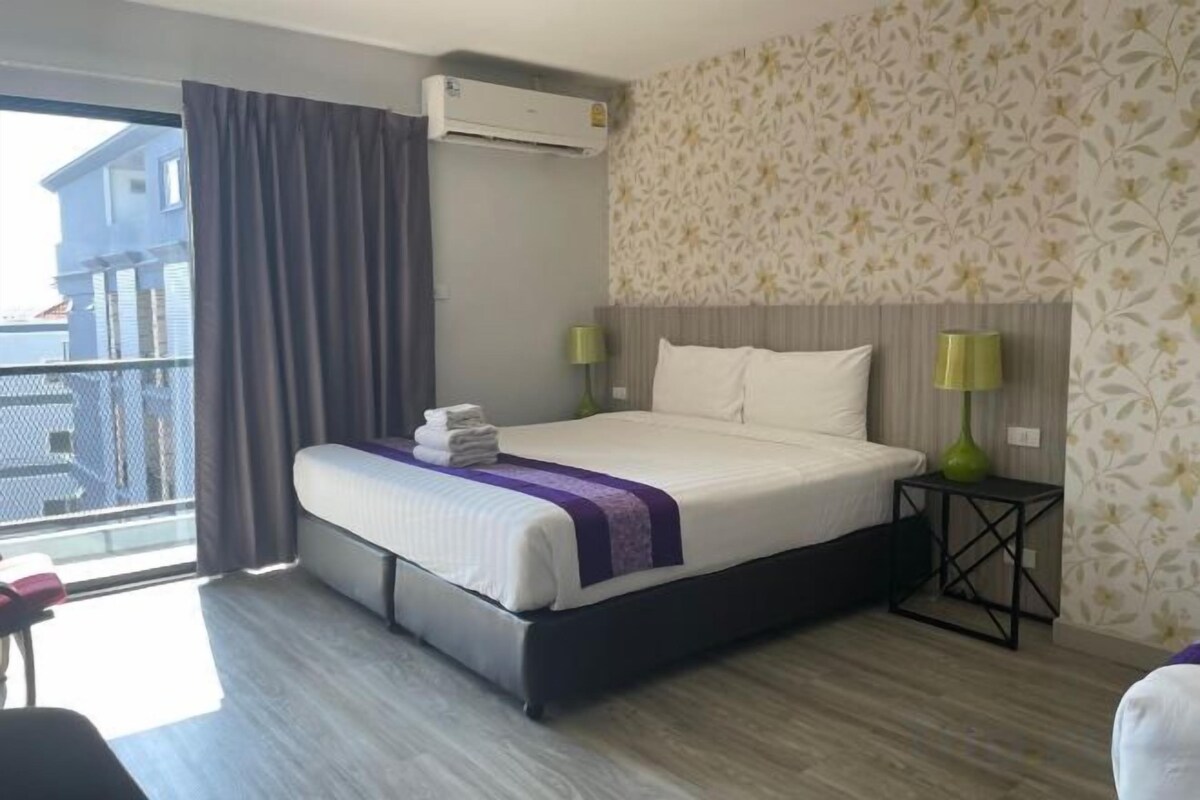 Minibar (some free items), in-room safe, desk, WiFi (free)