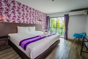 华丽客房 | 免费迷你吧物品、客房内保险箱、办公桌、免费 WiFi