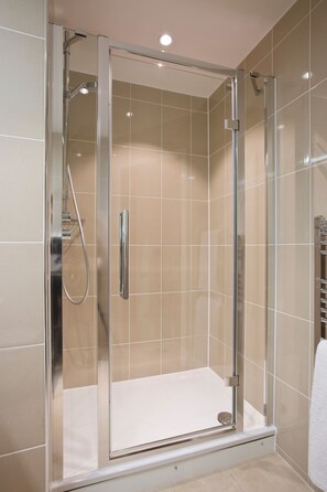 Quarto casal ou duplo standard | Banheiro | Produtos de toalete grátis, secador de cabelo, chinelos 