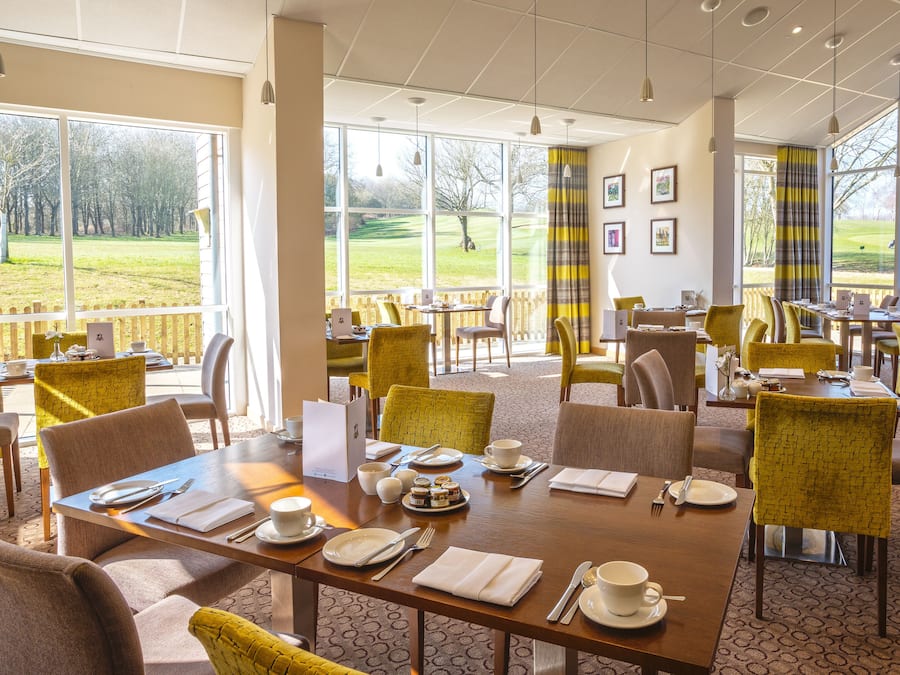 2 restaurants, breakfast served